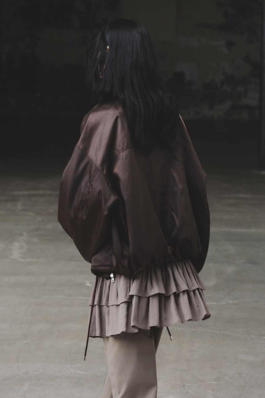 [INSILENCE] SATIN OVERSIZED JUMPER /追跡付 MUSINSA公式 | INSILENCE WOMEN SATIN OVERSIZED JUMPER BROWN